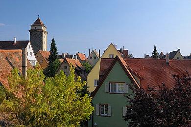 《巫师》系列新作优先级更高 2077续作需等很久